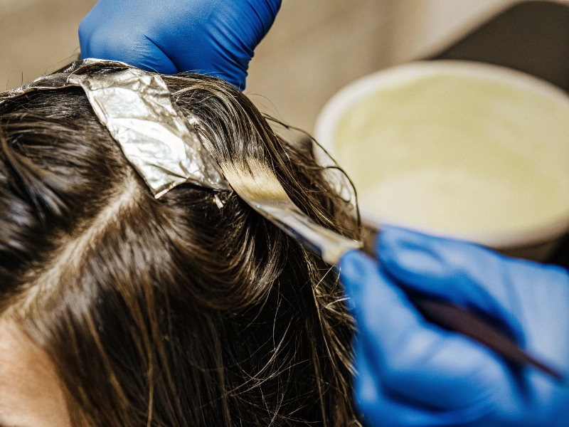 Proceso de colorimetría capilar profesional en salón de Valencia